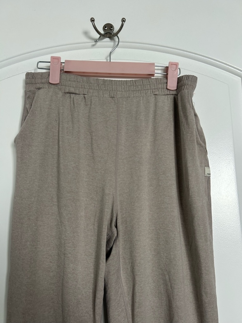 Vuori Women's Boyfriend Jogger Lounge Sweatpants Size S athleisure cozy gym Tan - Picture 4 of 9